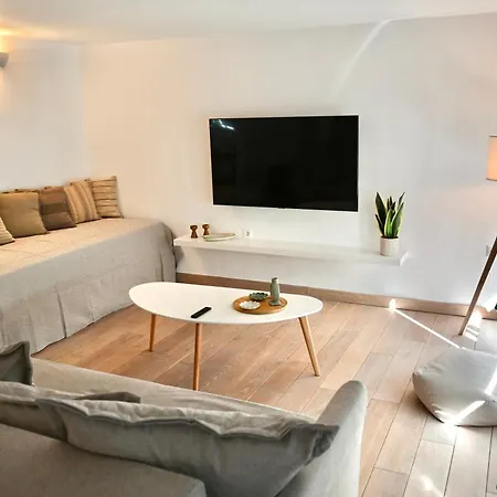Bright And Comfy Apartment In The Heart Of Atena Exterior foto