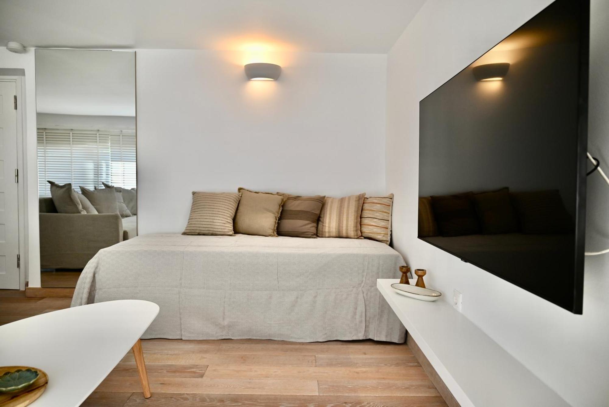 Bright And Comfy In The Heart Of Apartment Athens