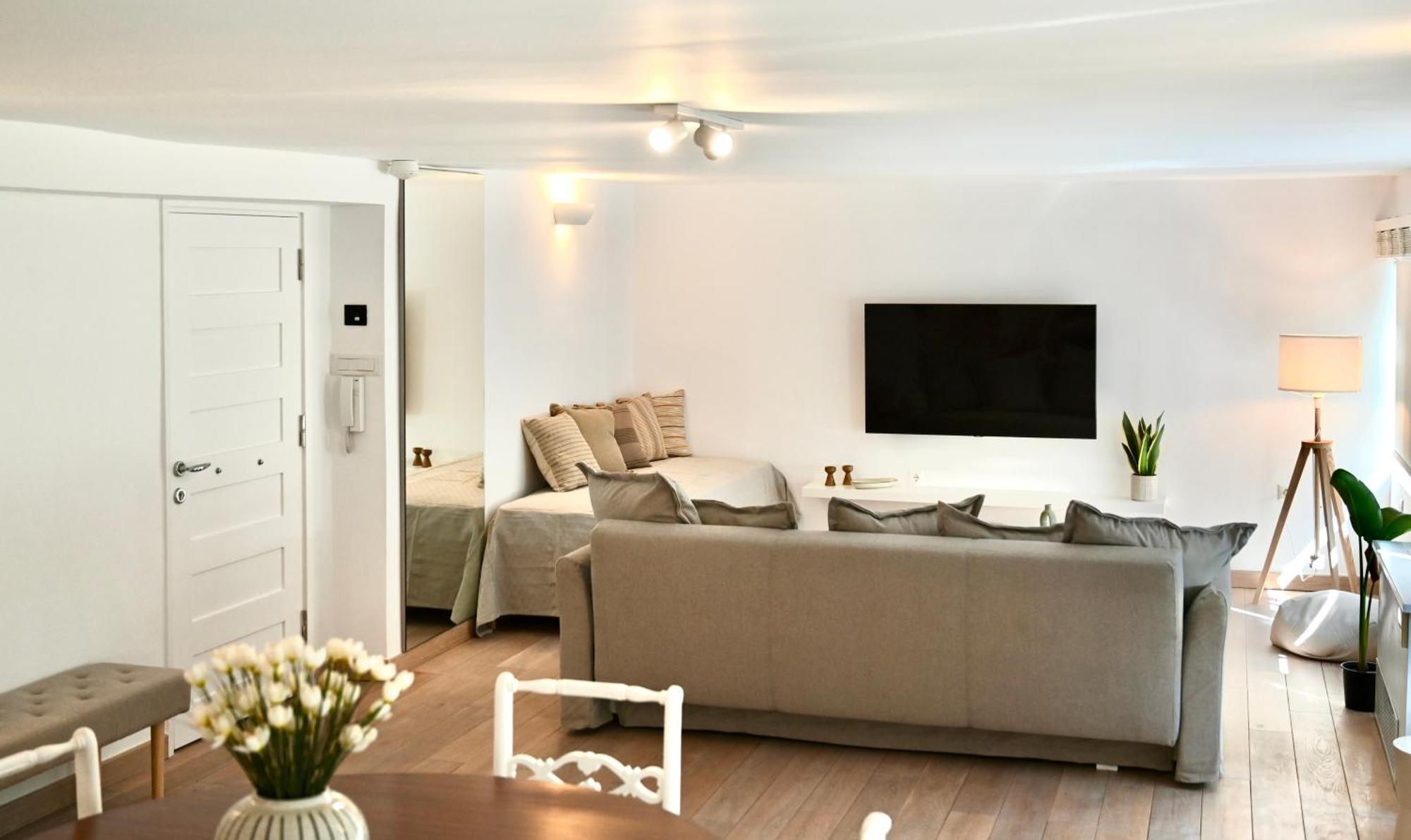 Bright And Comfy In The Heart Of * Athens